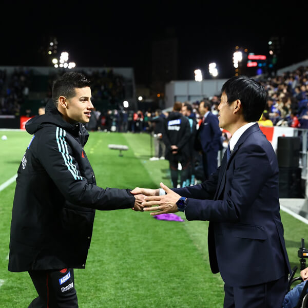森保監督と欠場のJ・ロドリゲスが握手